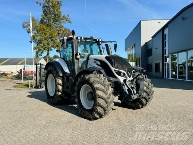 Valtra T214 Versu Tractoren