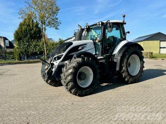 Valtra T214 Versu Tractoren