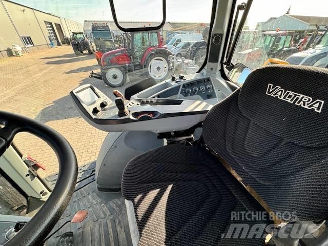 Valtra T214 Versu Tractoren
