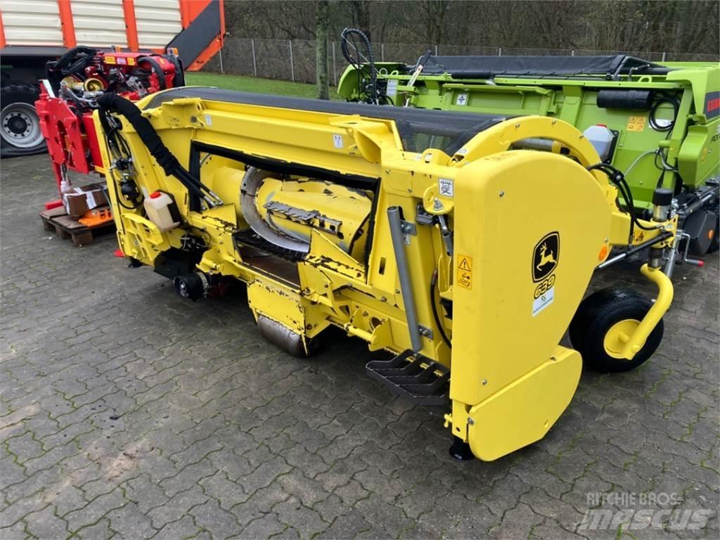 John Deere 8300i Getrokken veldhakselaar
