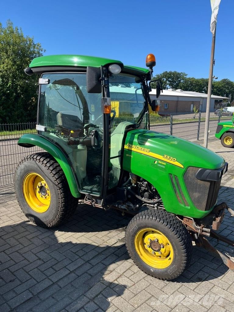 John Deere 3320 Compacttrekkers