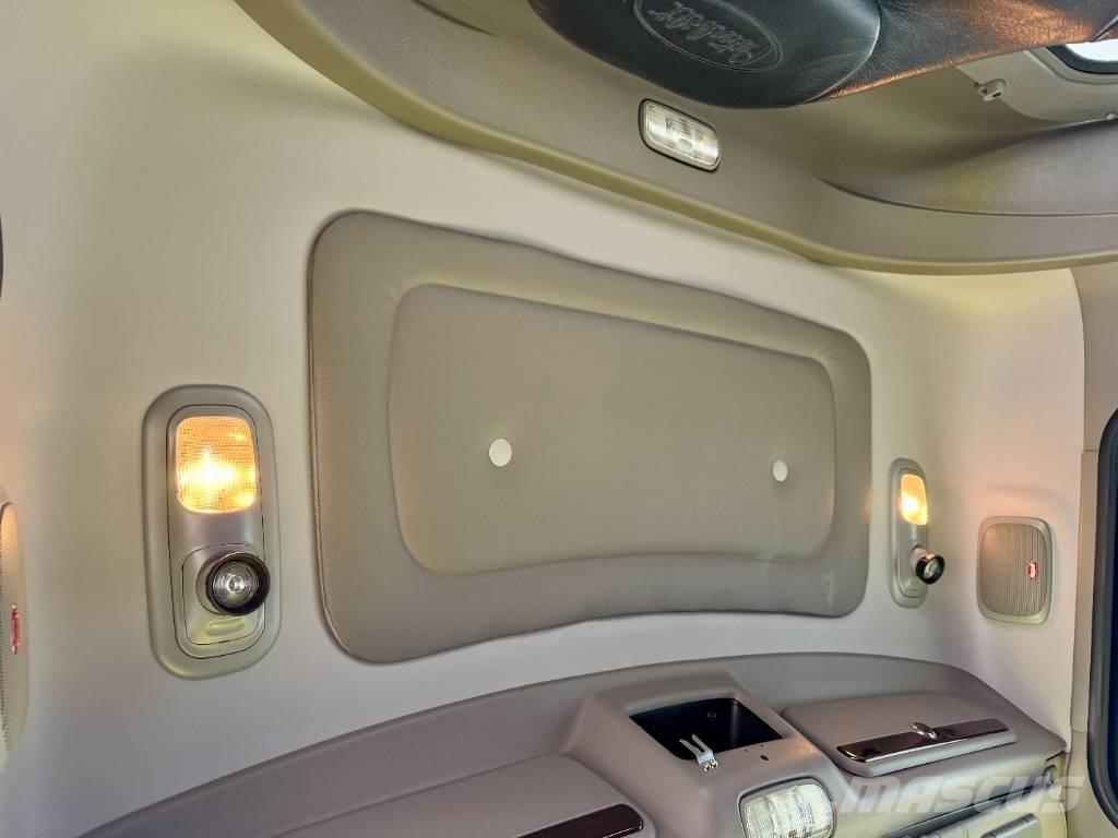 Peterbilt 389 Trekkers