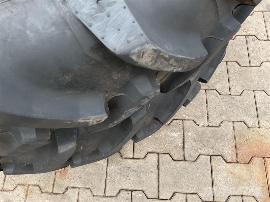 Alliance 270/95R36 Banden, wielen en velgen