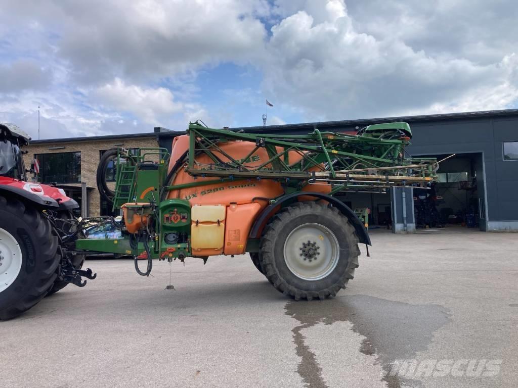 Amazone UX 5200 , 24 M Getrokken spuitmachines