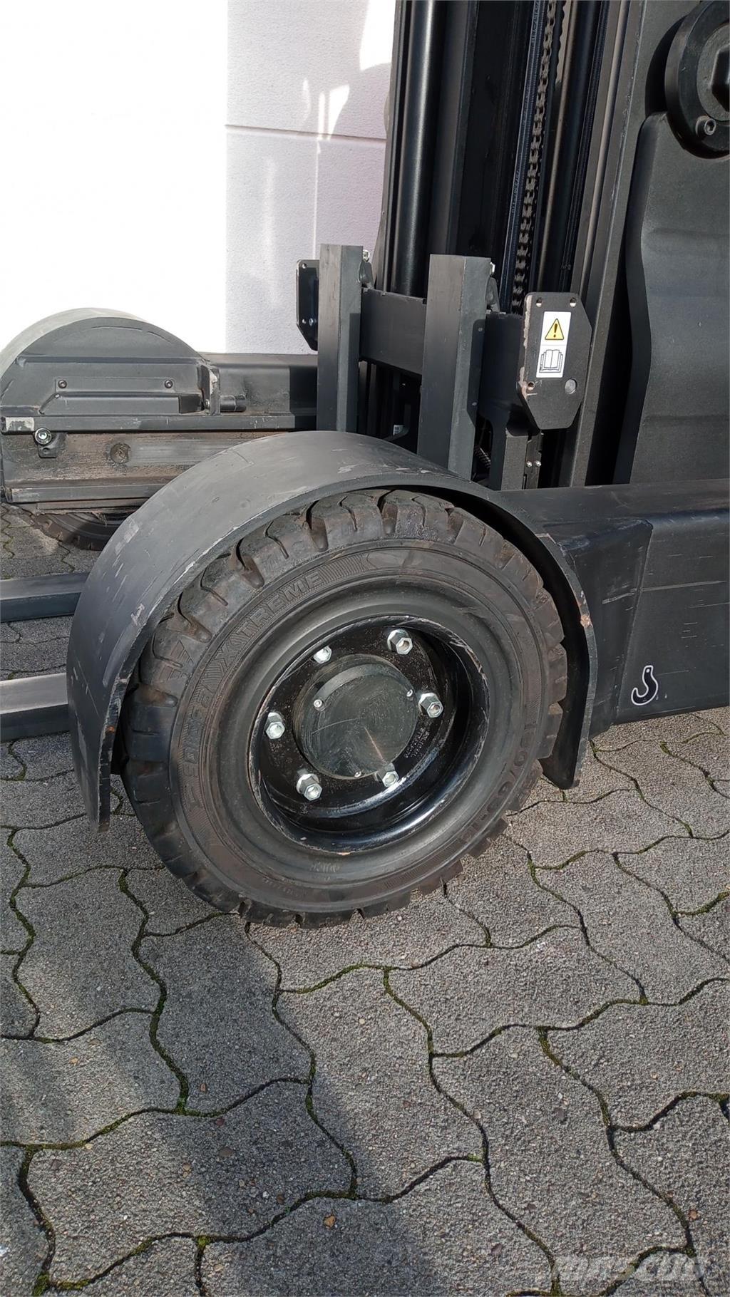 Toyota RRE160HR Reachtruck voor hoog niveau