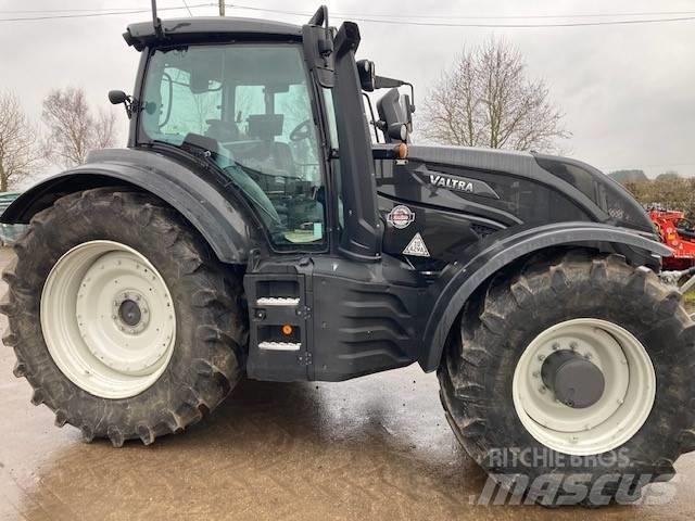 Valtra T214 Versu Tractoren