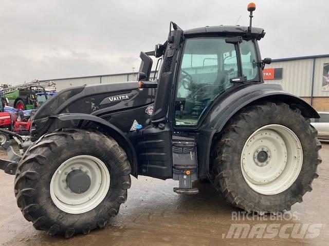 Valtra T214 Versu Tractoren