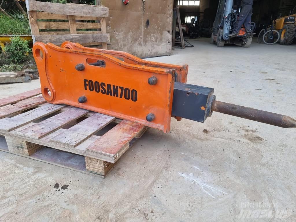  Foosan 700 Hamers en brekers