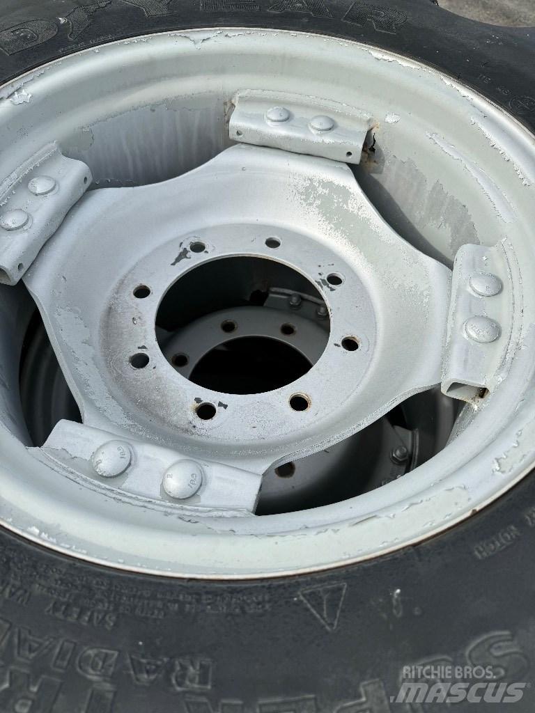Goodyear 13.6R38 Banden, wielen en velgen