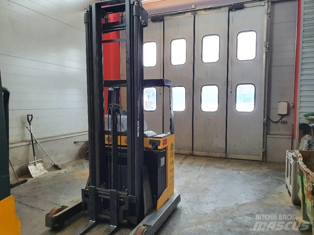 Atlet UNS141 Reachtruck voor hoog niveau