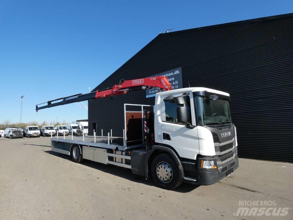 Scania P 220 Vlakke laadvloer met kraan
