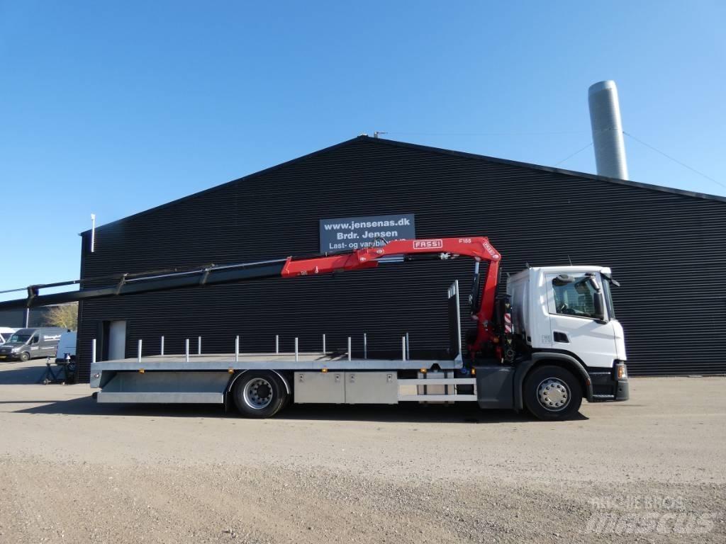 Scania P 220 Vlakke laadvloer met kraan
