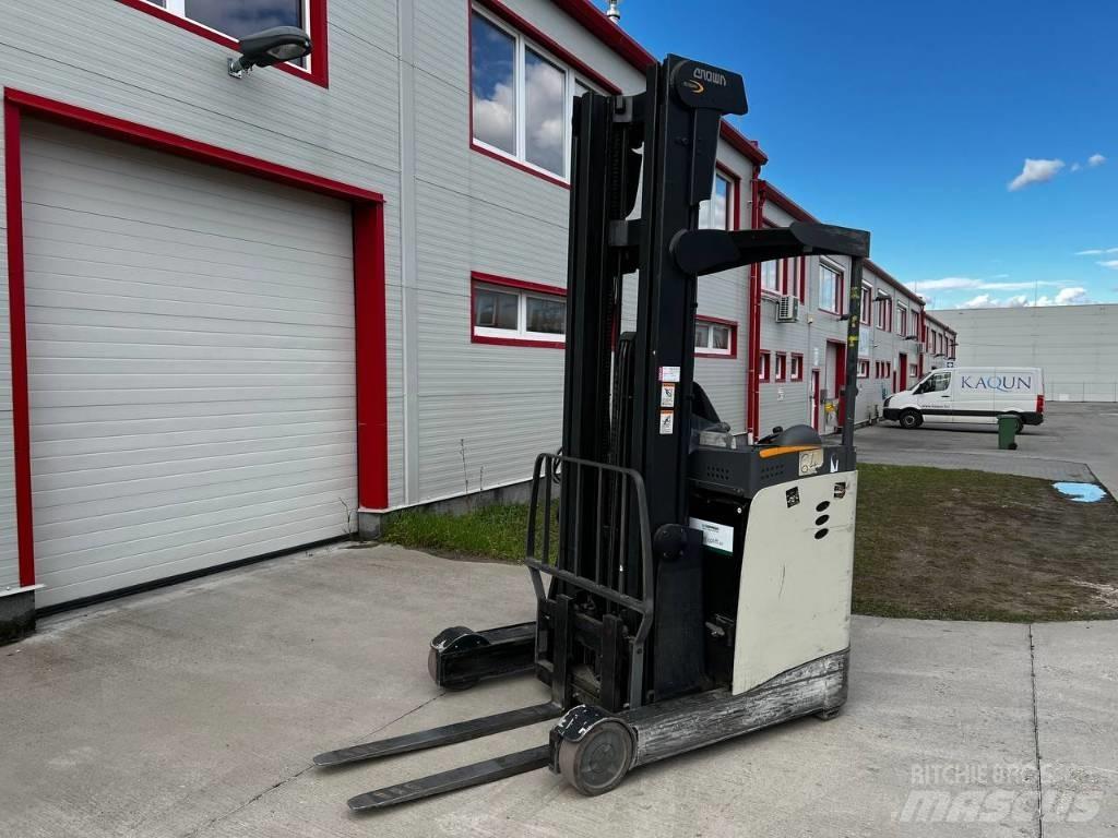 Crown ESR 5000 Reachtruck voor hoog niveau