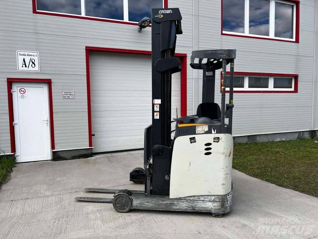 Crown ESR 5000 Reachtruck voor hoog niveau