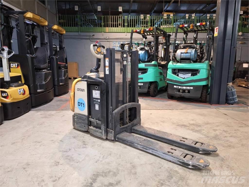 Crown DT3040 Zelfrijdende stapelaars