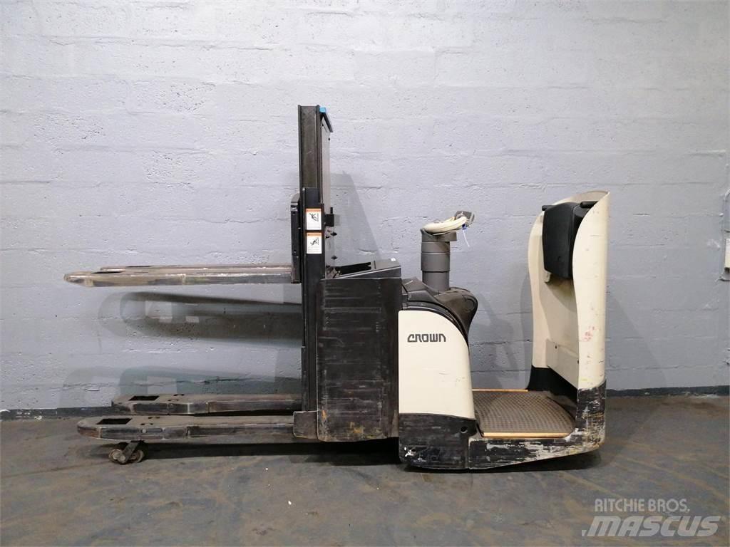 Crown DT3040 Zelfrijdende stapelaars