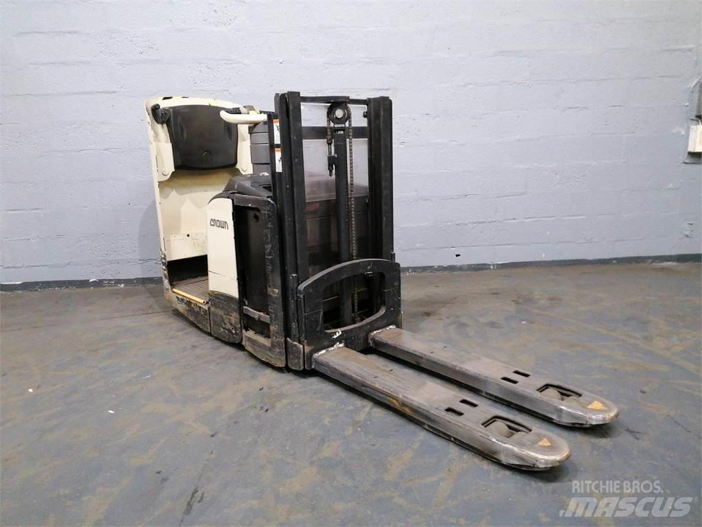 Crown DT3040 Zelfrijdende stapelaars