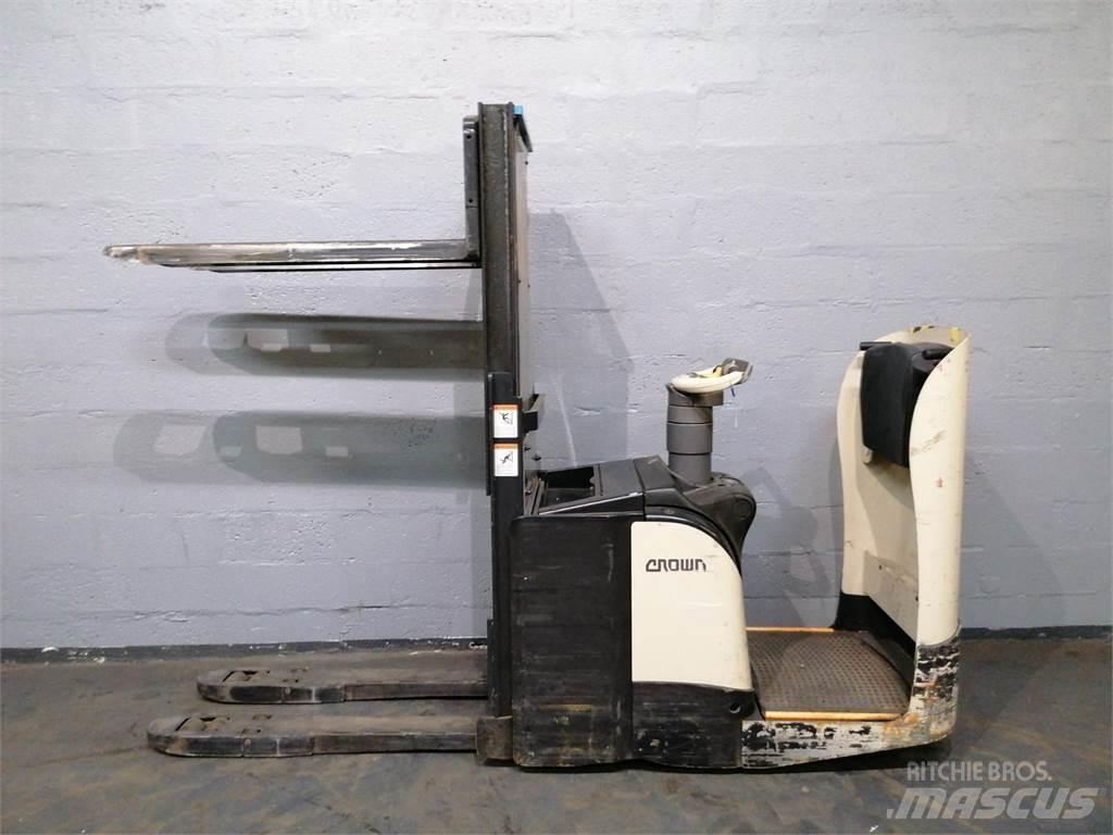 Crown DT3040 Zelfrijdende stapelaars