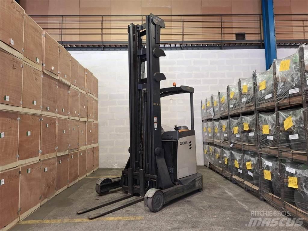 Crown ESR 5260 Reachtruck voor hoog niveau