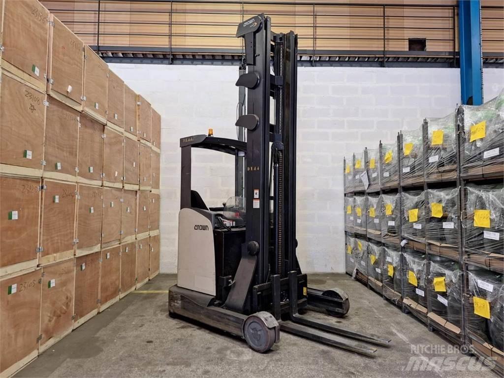 Crown ESR 5260 Reachtruck voor hoog niveau