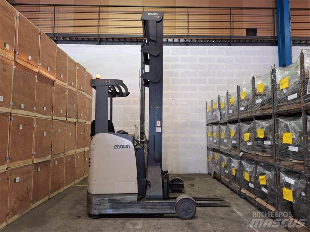 Crown ESR 5260 Reachtruck voor hoog niveau