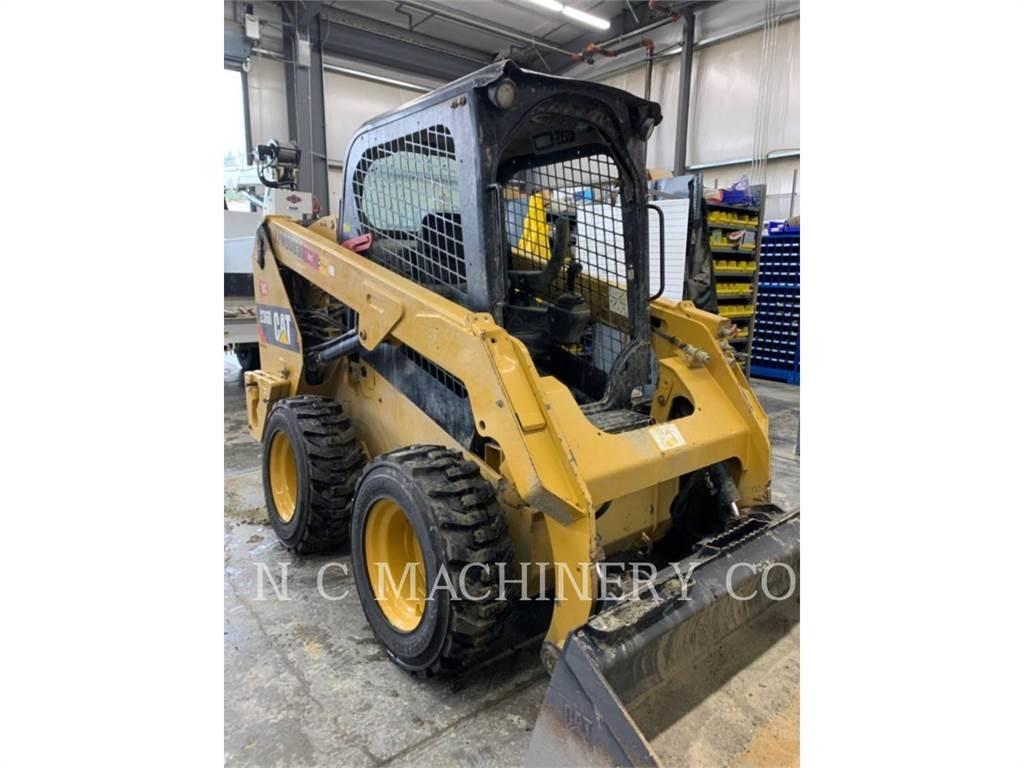 CAT 236D H2CN Schrankladers