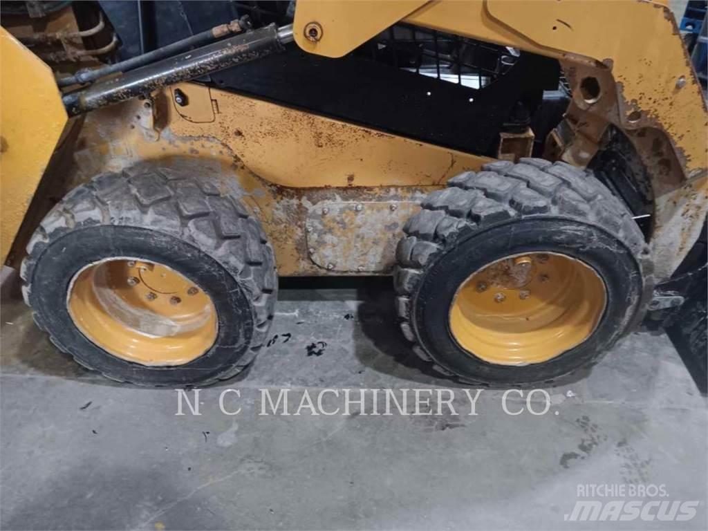 CAT 236D H2CN Schrankladers