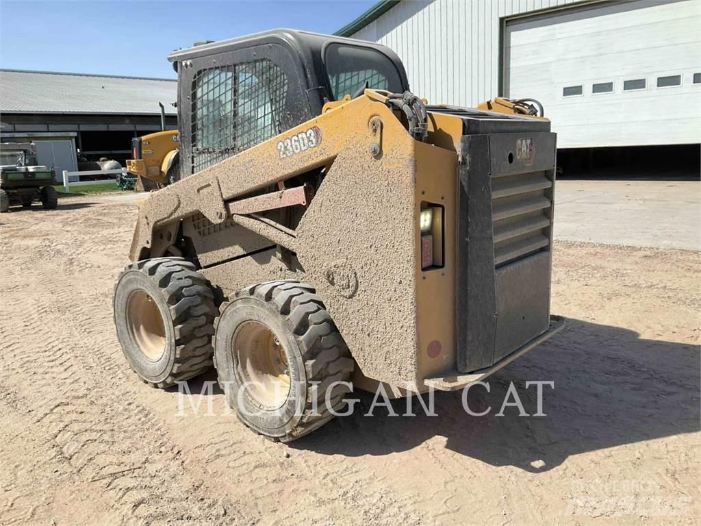CAT 236D3 AQ Schrankladers
