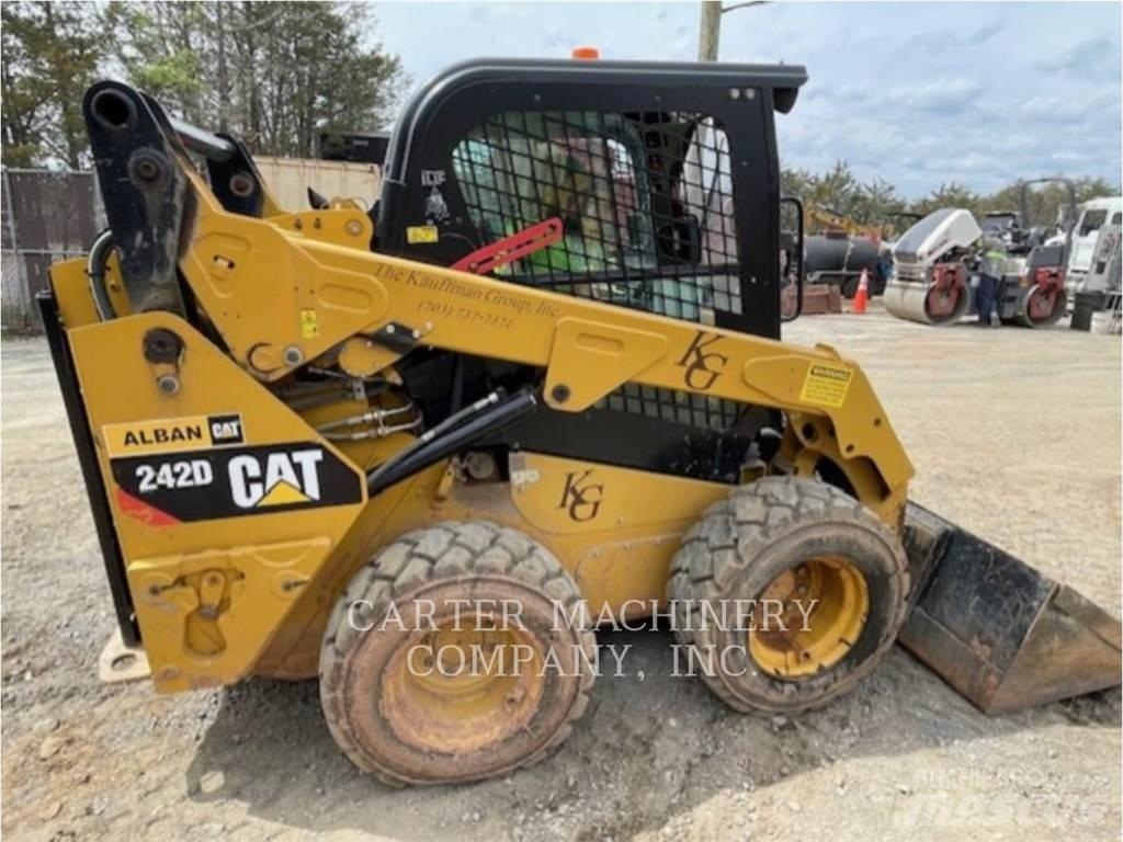 CAT 242D Schrankladers