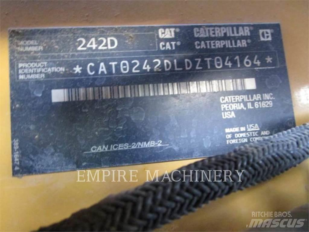 CAT 242D Schrankladers