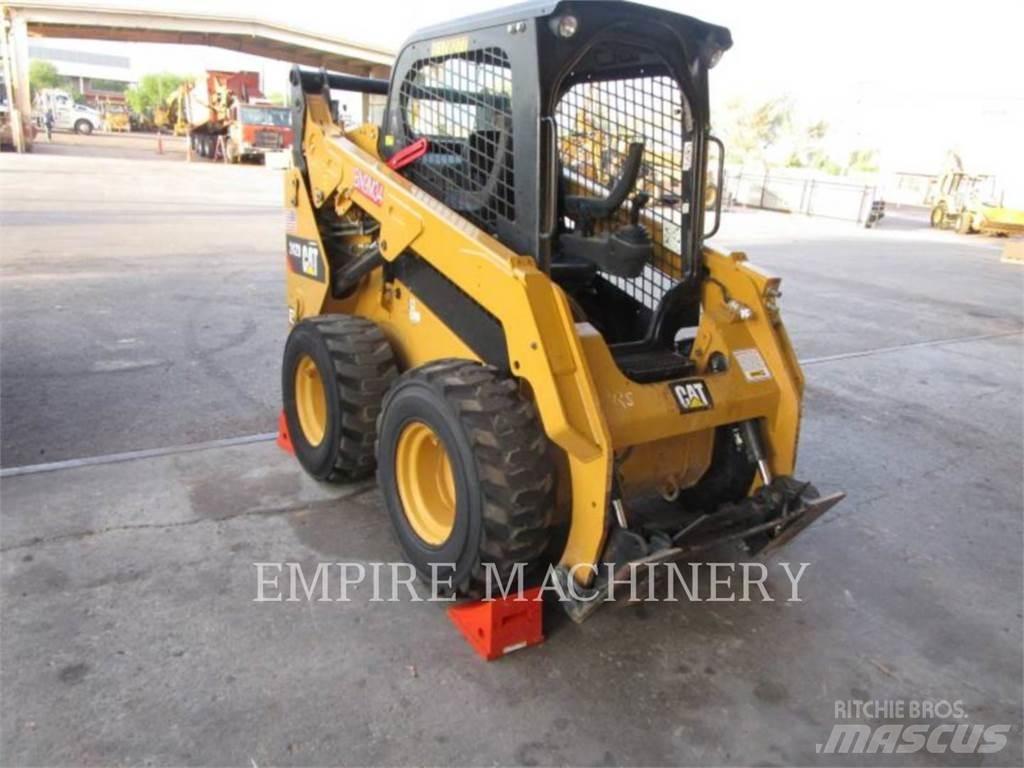 CAT 242D Schrankladers