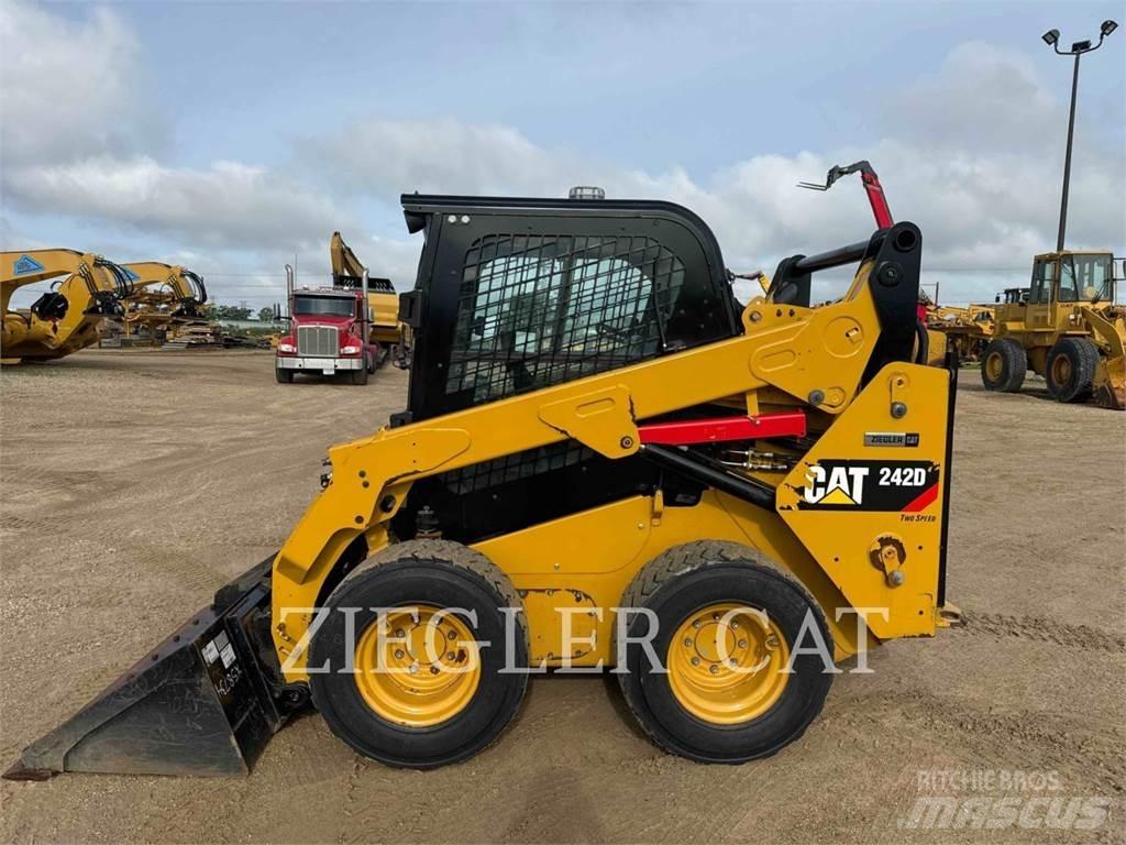 CAT 242D Schrankladers