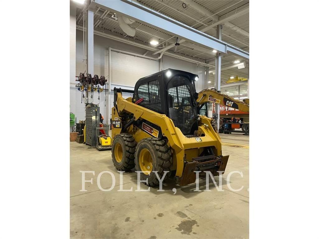 CAT 242D Schrankladers
