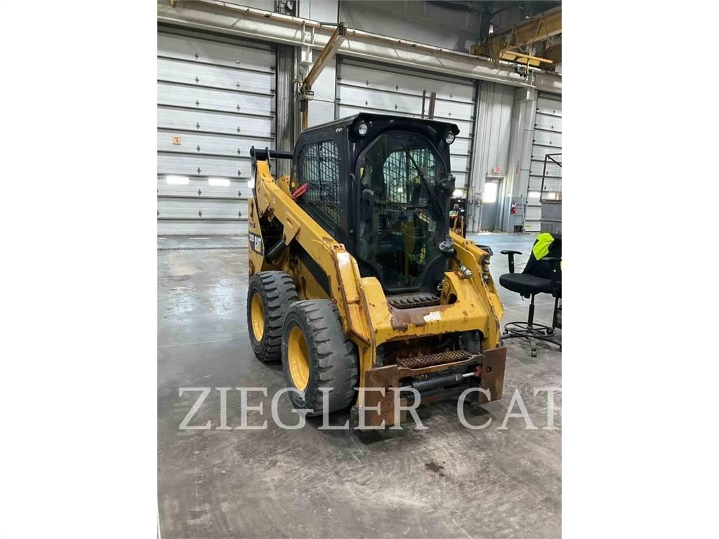 CAT 242D Schrankladers