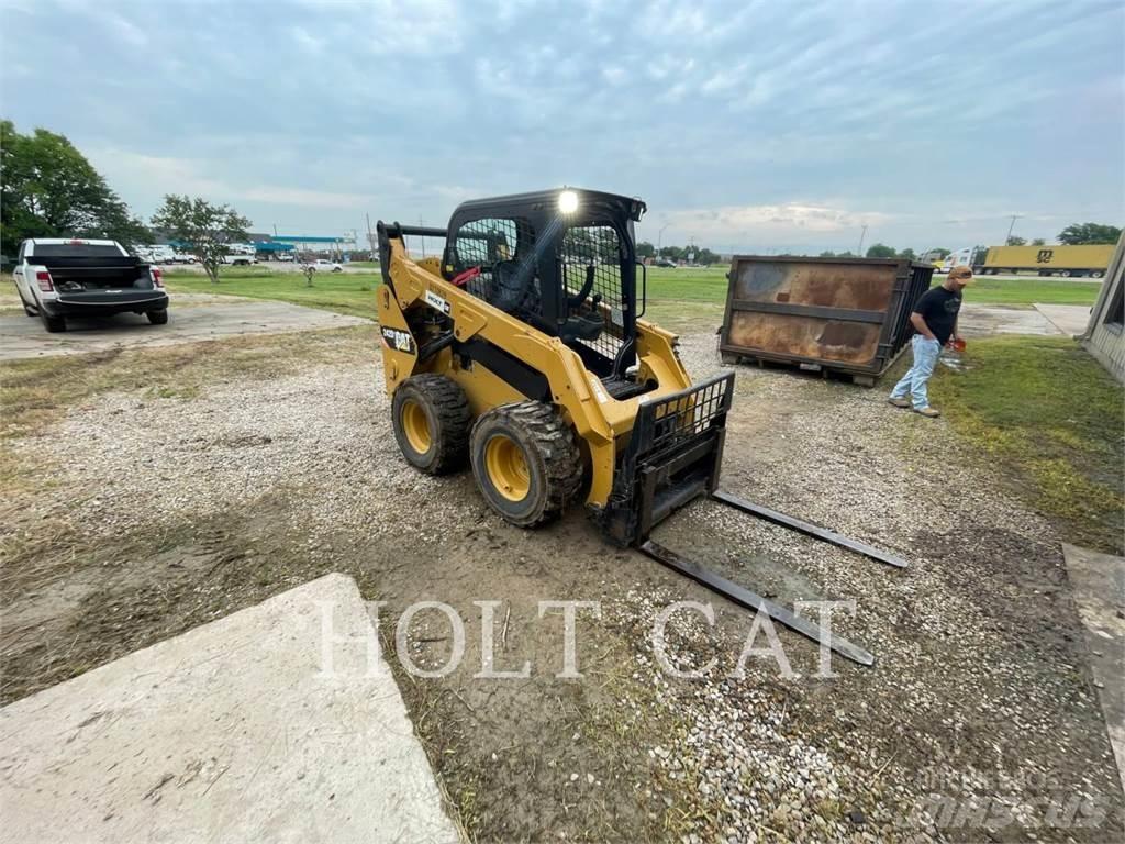 CAT 242D Schrankladers