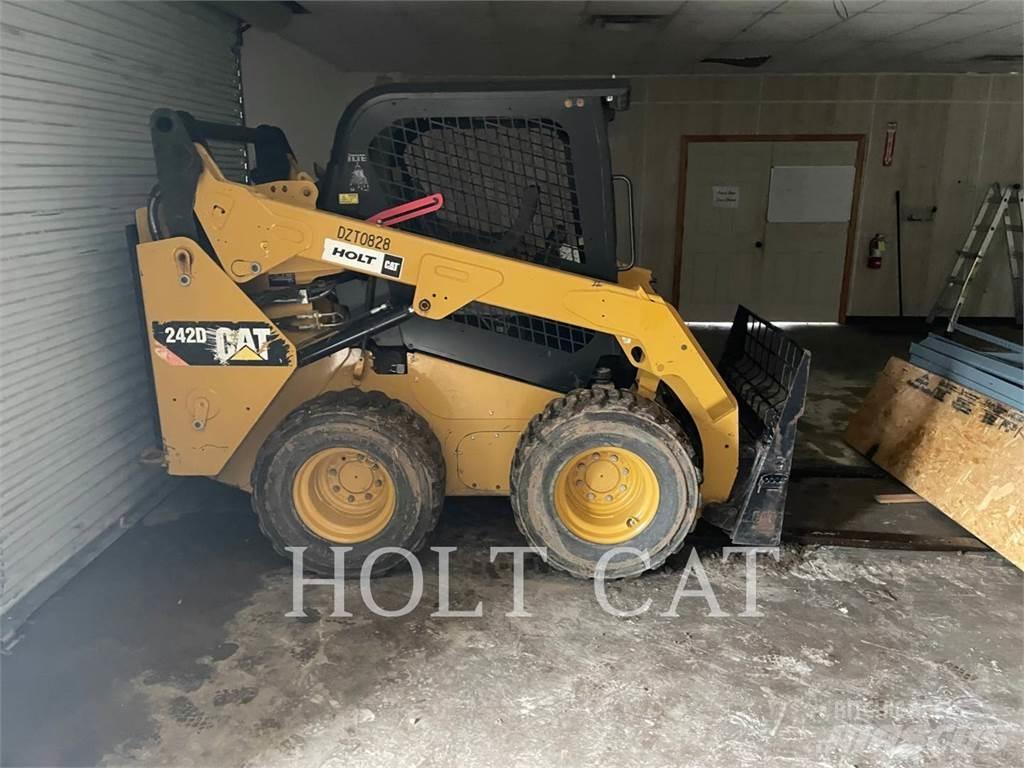 CAT 242D Schrankladers