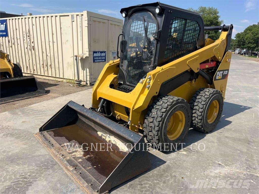 CAT 242D Schrankladers