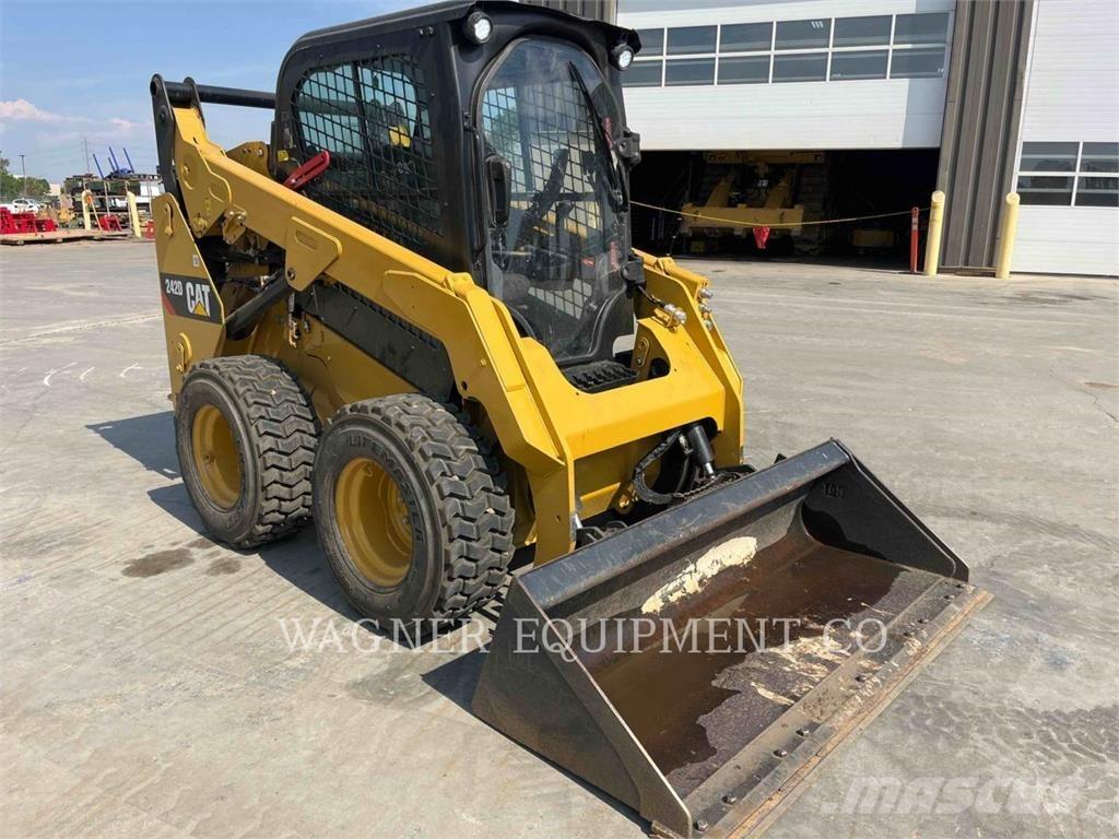 CAT 242D Schrankladers