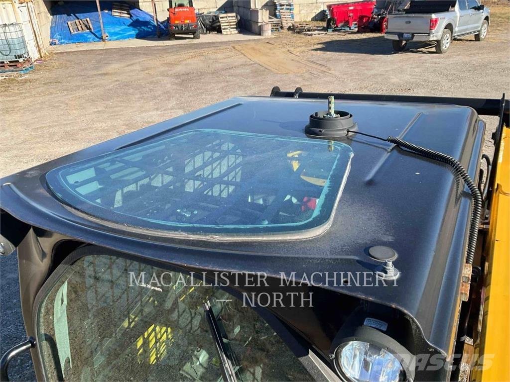 CAT 242D Schrankladers