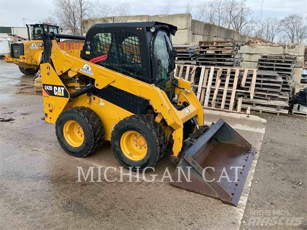 CAT 242D A2Q Schrankladers