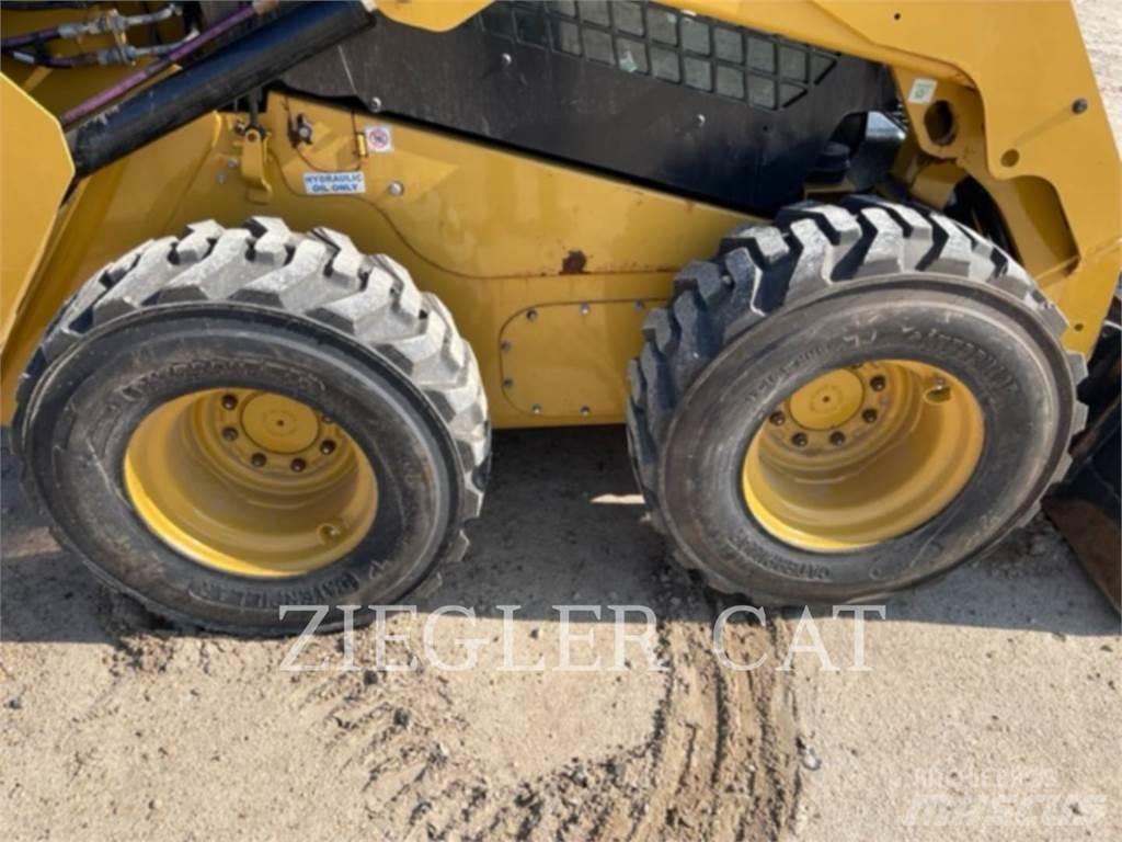 CAT 242D3 Schrankladers