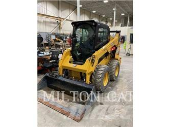 CAT 242D3 Schrankladers