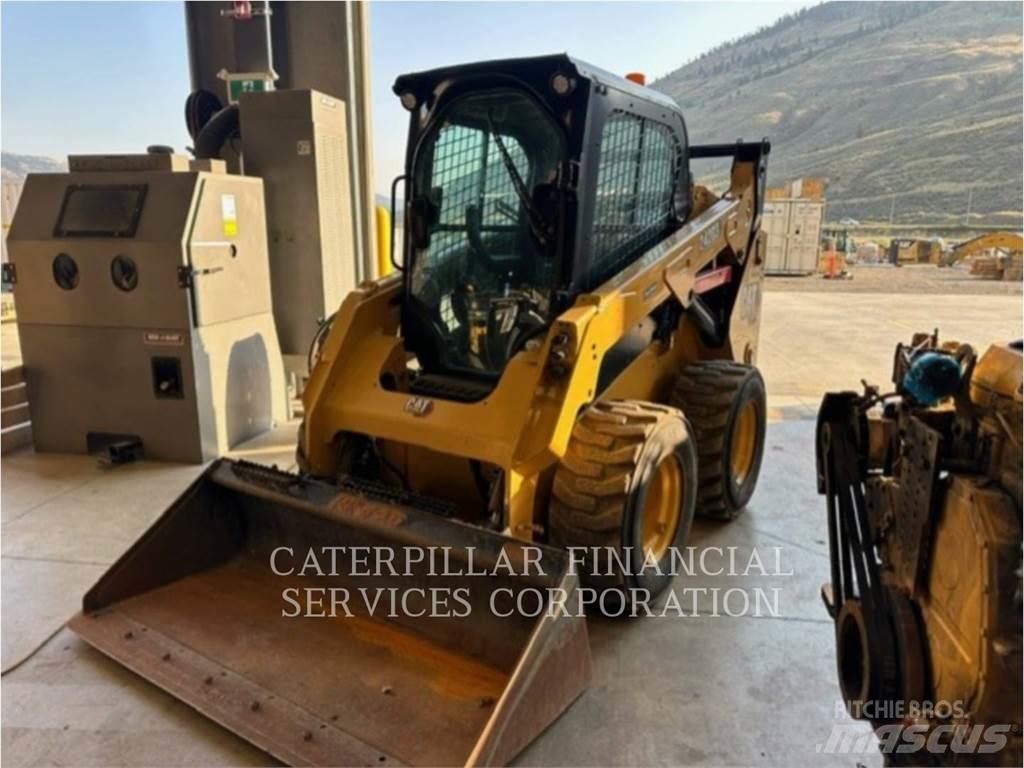 CAT 242D3 Schrankladers