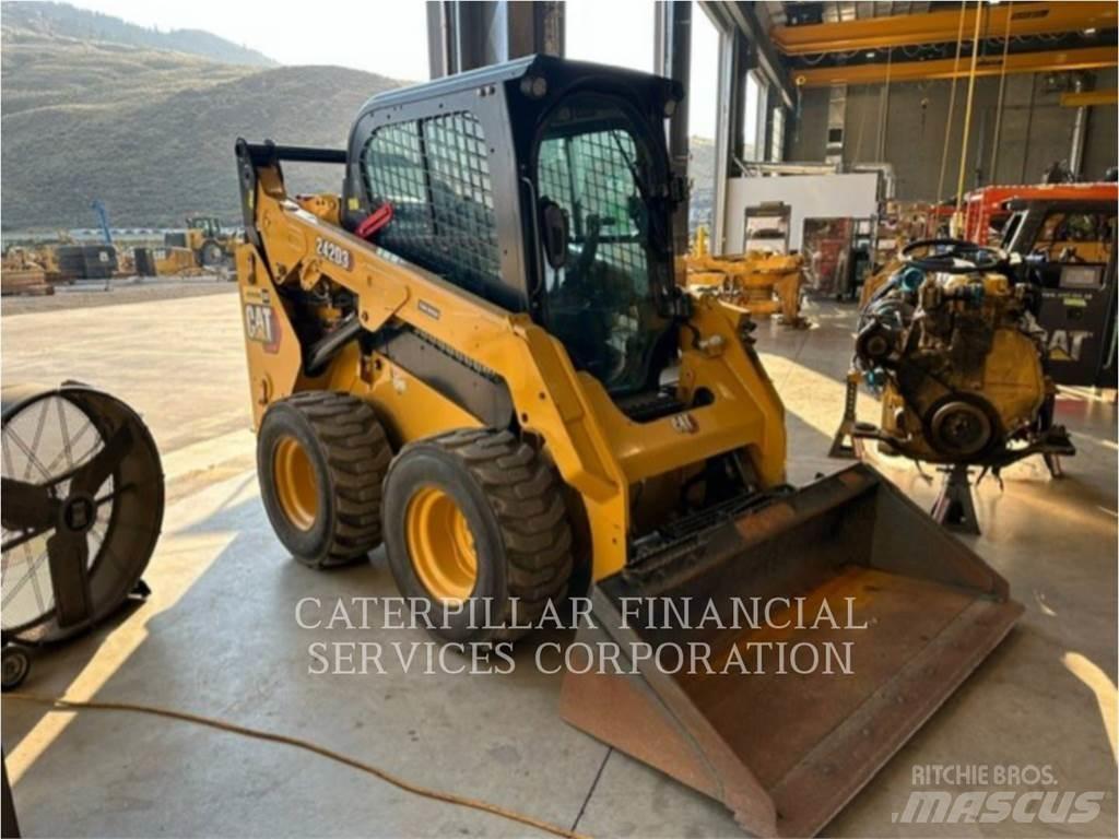 CAT 242D3 Schrankladers