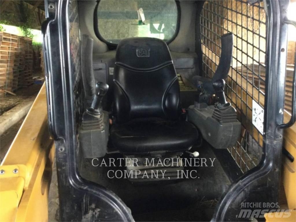 CAT 242D3 Schrankladers