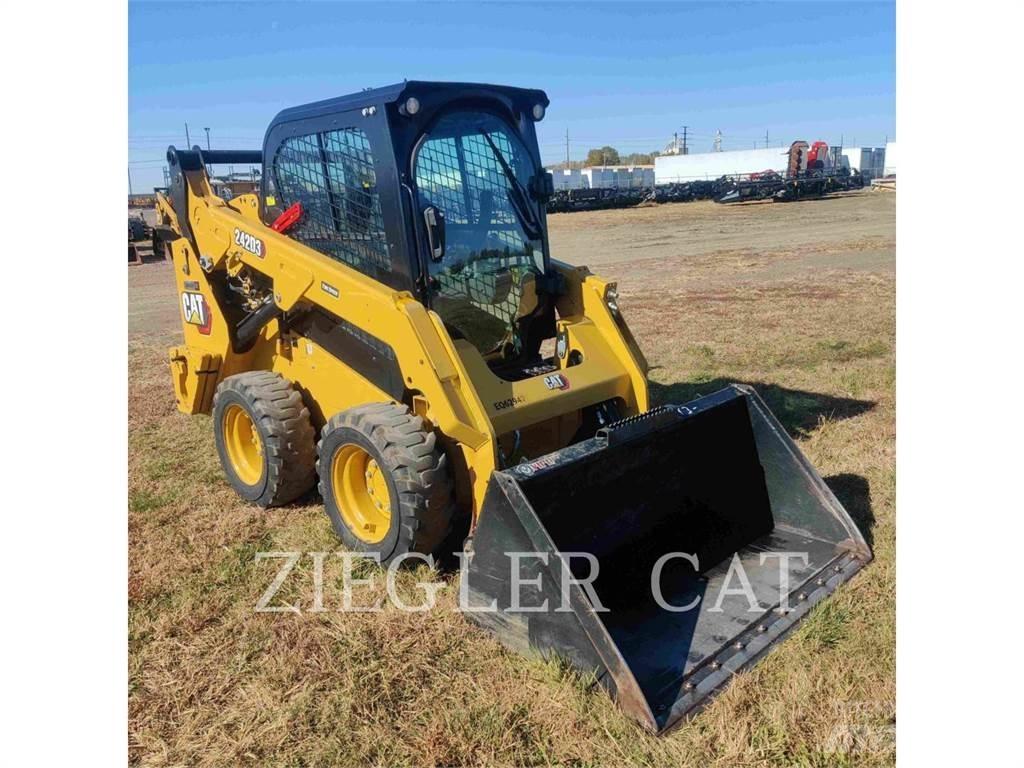 CAT 242D3 Schrankladers