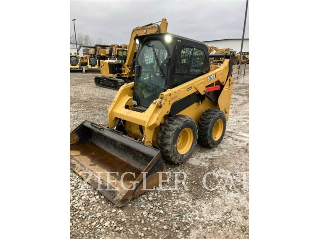 CAT 242D3 Schrankladers