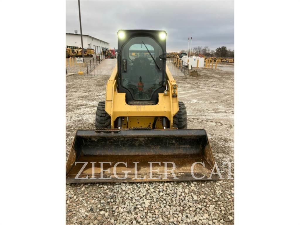 CAT 242D3 Schrankladers