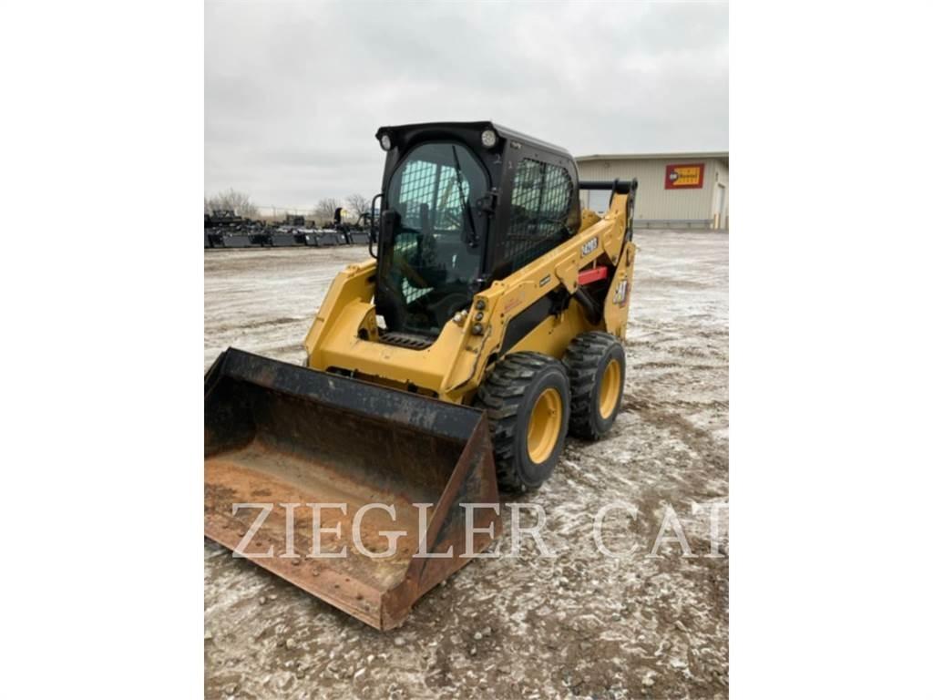 CAT 242D3 Schrankladers