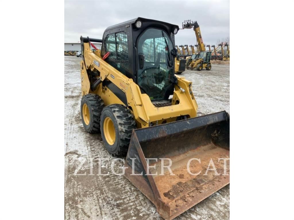 CAT 242D3 Schrankladers